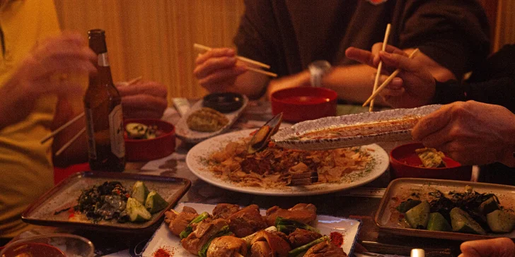 Autentické japonské menu v tradiční hospodě: rybí vývar, okonomiyaki i nápoj