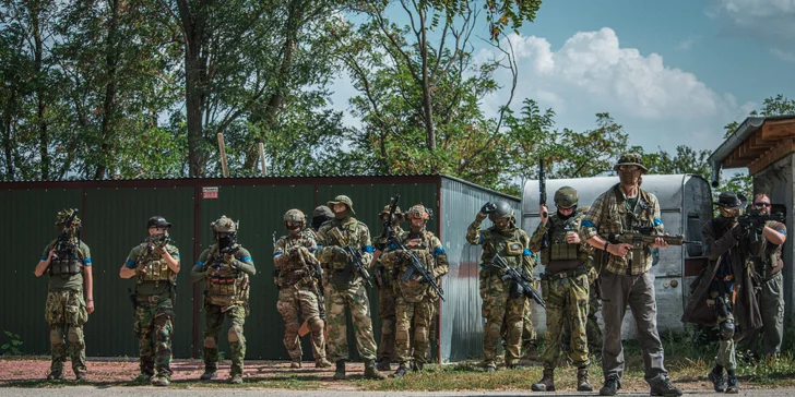 Veřejný airsoft: vstup na sdílenou hru pro 1–7 osob nebo soukromý pronájem