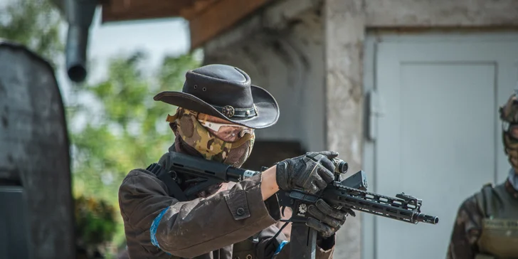 Veřejný airsoft: vstup na sdílenou hru pro 1–7 osob nebo soukromý pronájem