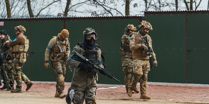 Veřejný airsoft: vstup na sdílenou hru pro 1–7 osob nebo soukromý pronájem