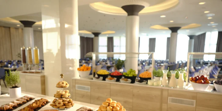 Dovolená u moře: 4* hotel v Portoroži s polopenzí, bazény, dítě do 12,9 let zdarma