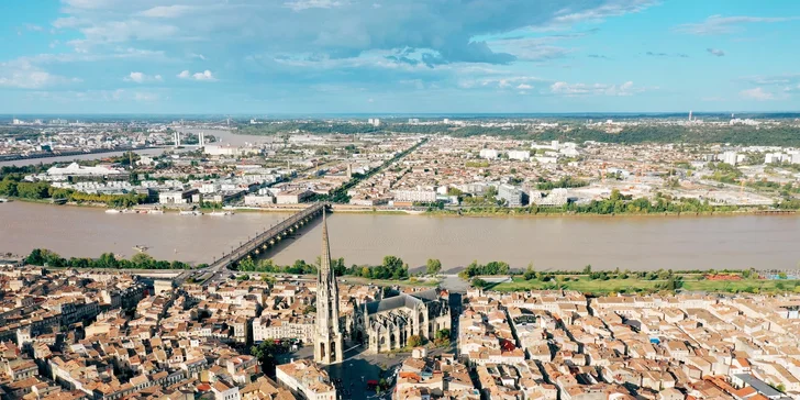 Sklenka vína v Bordeaux: 4 noci v moderním hotelu, letenky, detailní tipy v aplikaci