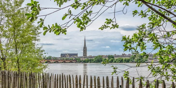 Sklenka vína v Bordeaux: 4 noci v moderním hotelu, letenky, detailní tipy v aplikaci