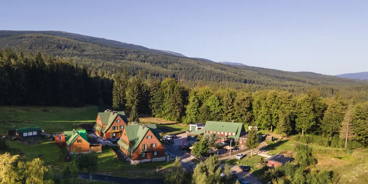 Chatová osada v polských Krkonoších: pokoje až pro 5 osob se snídaní, sauna