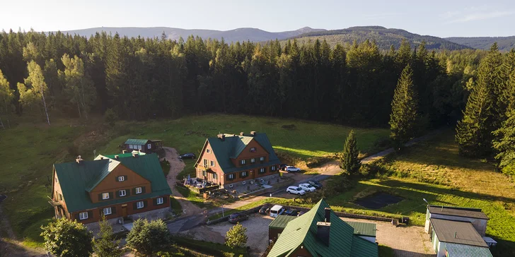 Chatová osada v polských Krkonoších: pokoje až pro 5 osob se snídaní, sauna