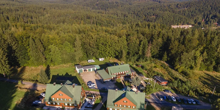 Chatová osada v polských Krkonoších: pokoje až pro 5 osob se snídaní, sauna
