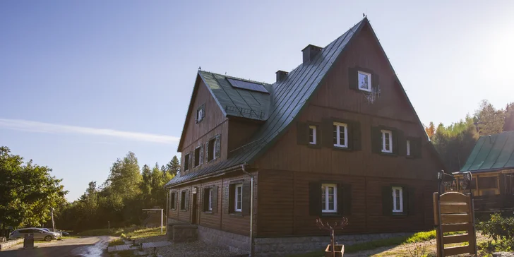 Chatová osada v polských Krkonoších: pokoje až pro 5 osob se snídaní, sauna