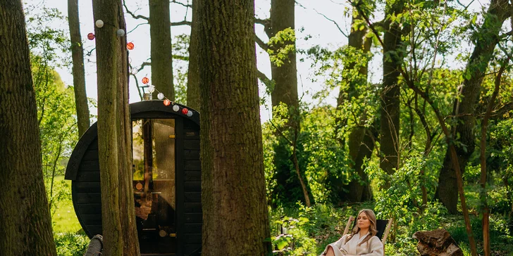 Kouzelný pobyt v treehouse až pro 4 osoby i venkovní sudová sauna