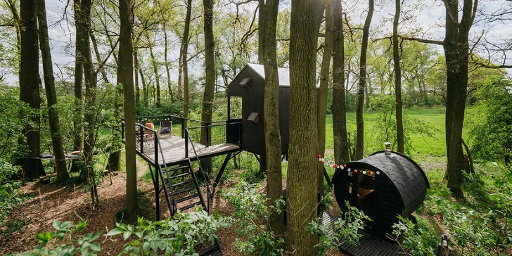 Kouzelný pobyt v treehouse až pro 4 osoby i venkovní sudová sauna