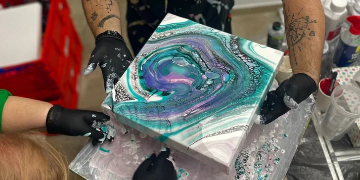 Zážitkové malování metodou fluid art: workshopy barvení podtácků, hodin i obrazů