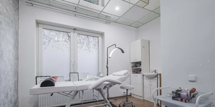 Suchá přístrojová pedikúra i s lakováním nehtů