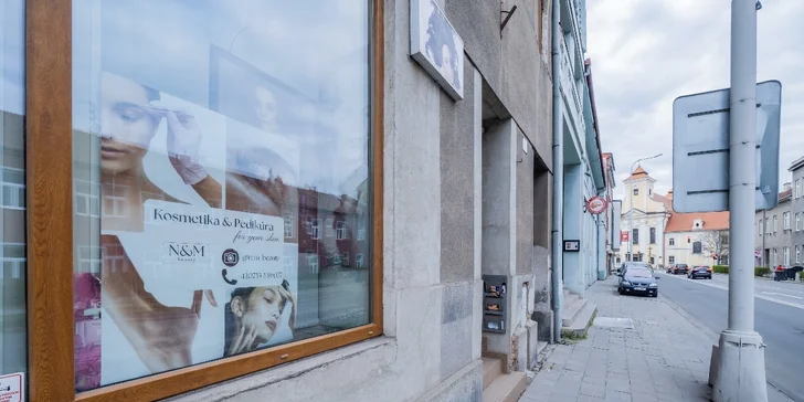 Kosmetické ošetření dle výběru i masáž obličeje: péče základní, liftingová i proti akné