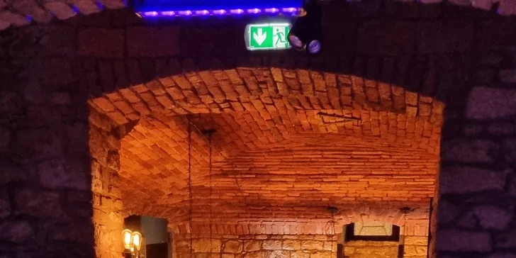 Ping-pong s UV barvami či shuffleboard včetně drinků až pro 6 hráčů