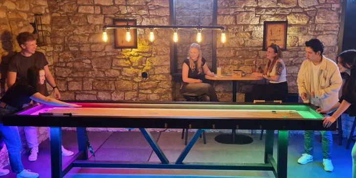 Ping-pong s UV barvami či shuffleboard včetně drinků až pro 6 hráčů