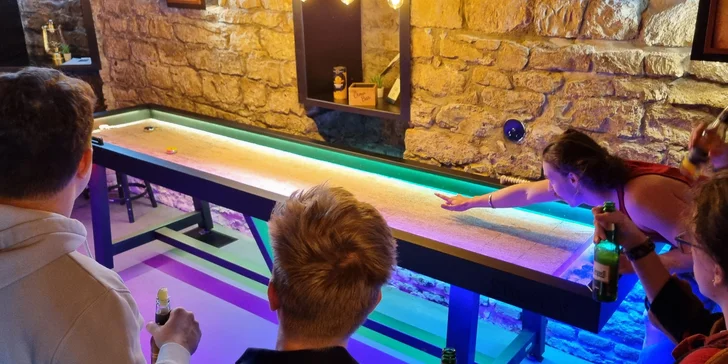 Ping-pong s UV barvami či shuffleboard včetně drinků až pro 6 hráčů