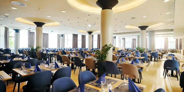 Dovolená u moře: 4* hotel v Portoroži s polopenzí, bazény, dítě do 12,9 let zdarma
