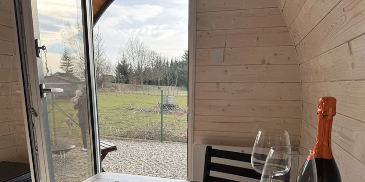 Pobyt u obory s daňky v Lužických horách: tiny house i se snídaní pro 2 osoby