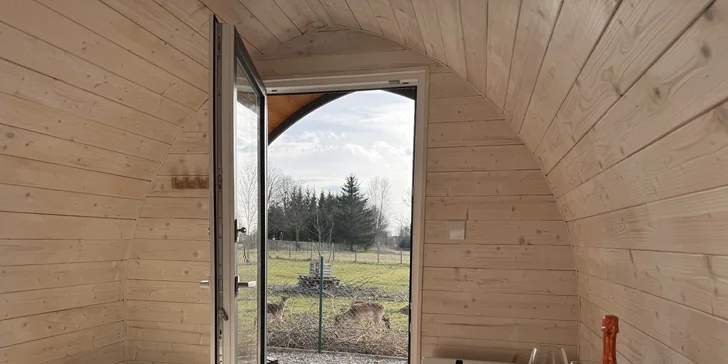 Pobyt u obory s daňky v Lužických horách: tiny house i se snídaní pro 2 osoby