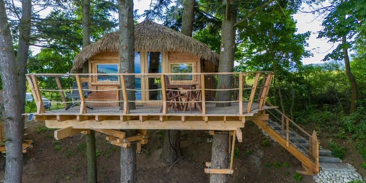 Domeček na stromě s výhledem na Liptovskou Maru v blízkosti top atrakcí