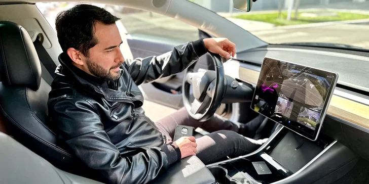 Až 120 min. řízení Tesly 3 Performance pro 1 či 2 osoby i s voucherem do restaurace