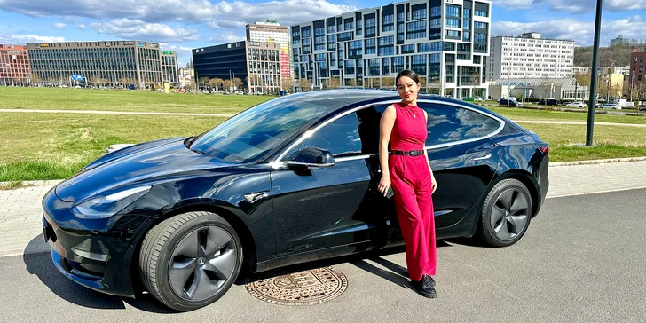 Až 120 min. řízení Tesly 3 Performance pro 1 či 2 osoby i s voucherem do restaurace