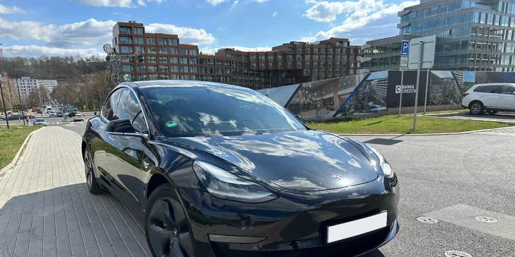 Až 120 min. řízení Tesly 3 Performance pro 1 či 2 osoby i s voucherem do restaurace