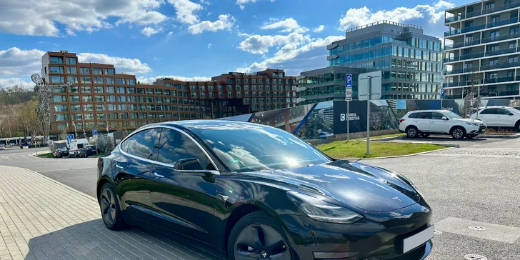 Až 120 min. řízení Tesly 3 Performance pro 1 či 2 osoby i s voucherem do restaurace