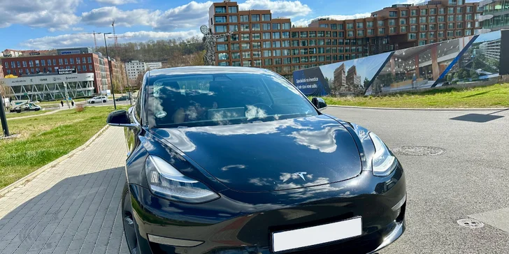 Až 120 min. řízení Tesly 3 Performance pro 1 či 2 osoby i s voucherem do restaurace
