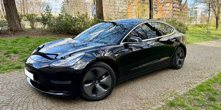 Až 120 min. řízení Tesly 3 Performance pro 1 či 2 osoby i s voucherem do restaurace