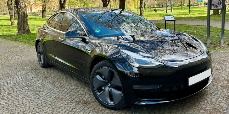 Až 120 min. řízení Tesly 3 Performance pro 1 či 2 osoby i s voucherem do restaurace