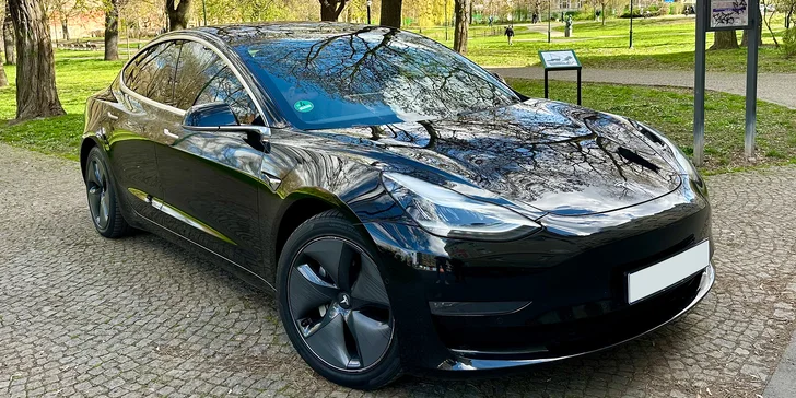 Až 120 min. řízení Tesly 3 Performance pro 1 či 2 osoby i s voucherem do restaurace