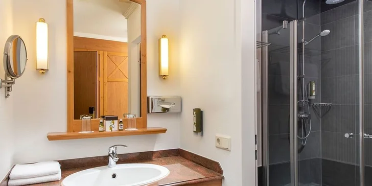 Rodinná dovolená ve 4* hotelu na Rujáně: polopenze i neomezený vstup do aquaparku, 8 km od moře
