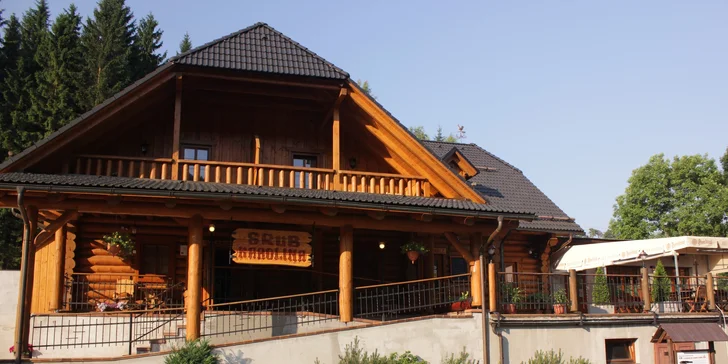 Pobyt ve srubu v Orlických horách pro dva i rodinu: bufetové snídaně a skvělá poloha