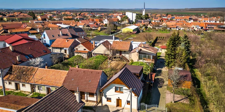 Chalupa s vinným sklepem na jižní Moravě: gril, lahev vína i koš plný dobrot