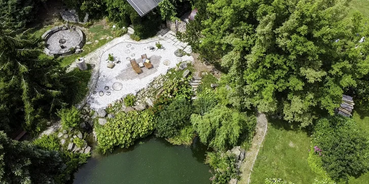 Stylová chatka v západních Čechách pro dva: sauna, jezírko i muzikoterapie