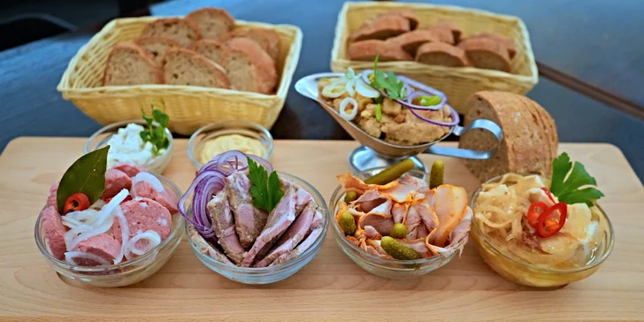 Prkno klasických českých předkrmů i s pivní degustací pro 2 osoby