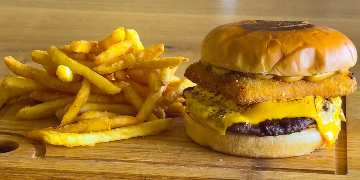 Naložený burger s hovězím i smažákem a hranolky pro 1 nebo 2 osoby