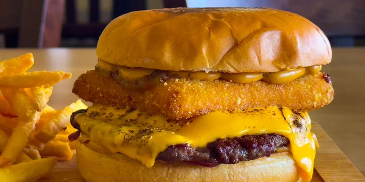 Naložený burger s hovězím i smažákem a hranolky pro 1 nebo 2 osoby