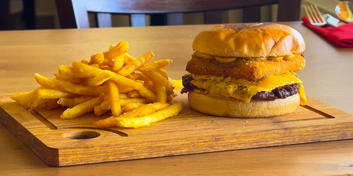 Naložený burger s hovězím i smažákem a hranolky pro 1 nebo 2 osoby