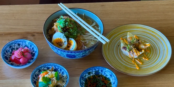 Shio ramen, naložená hlíva, gyoza a zelenina tsukemono pro 1 či 2 osoby