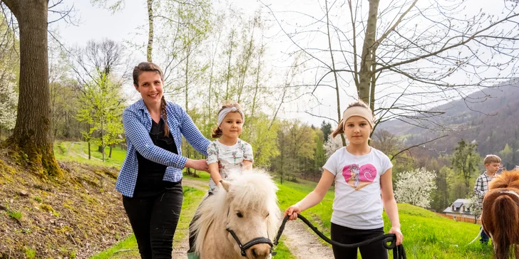Procházka s kozou nebo poníkem, jízda na poníkovi pro dítě i prohlídka farmy