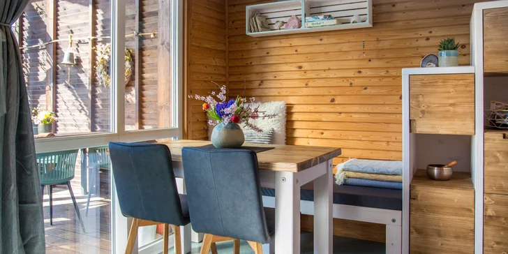 Stylová chatka v západních Čechách pro dva: sauna, jezírko i muzikoterapie