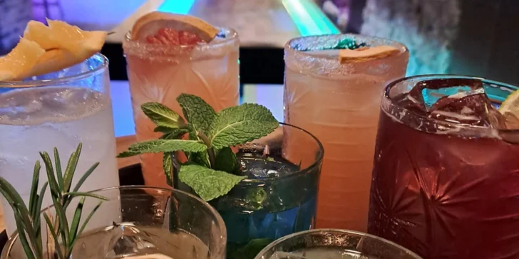 Ping-pong s UV barvami či shuffleboard včetně drinků až pro 6 hráčů