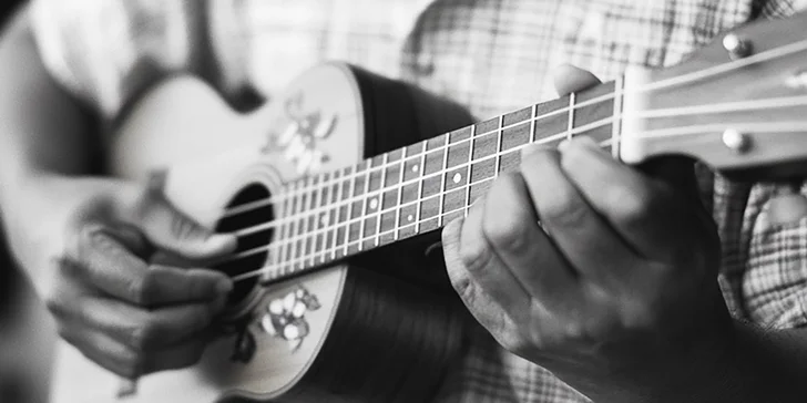 Individuální lekce hraní na kytaru, baskytaru či ukulele (60 minut)