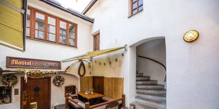 Pohádkový pobyt v Českém Krumlově: malebný penzion na náměstí, snídaně i 10% sleva do restaurace
