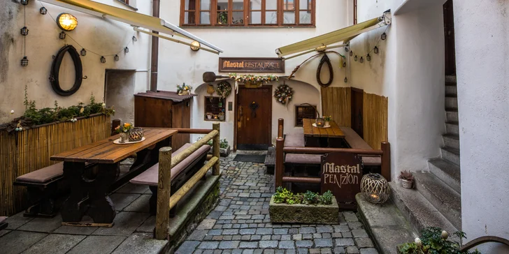 Pohádkový pobyt v Českém Krumlově: malebný penzion na náměstí, snídaně i 10% sleva do restaurace