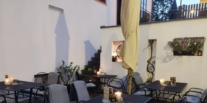 4chodové indické menu pro dva: variace předkrmů, polévka, kuřecí talíř Thali i dezert