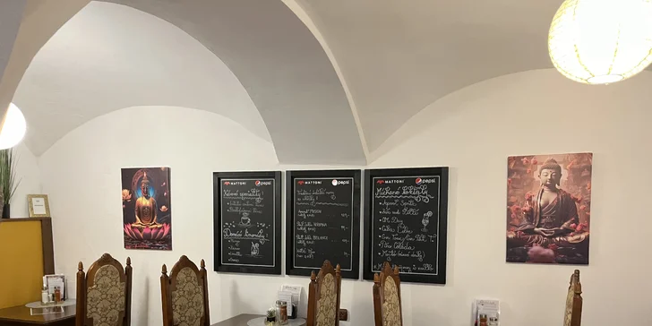 4chodové indické menu pro dva: variace předkrmů, polévka, kuřecí talíř Thali i dezert