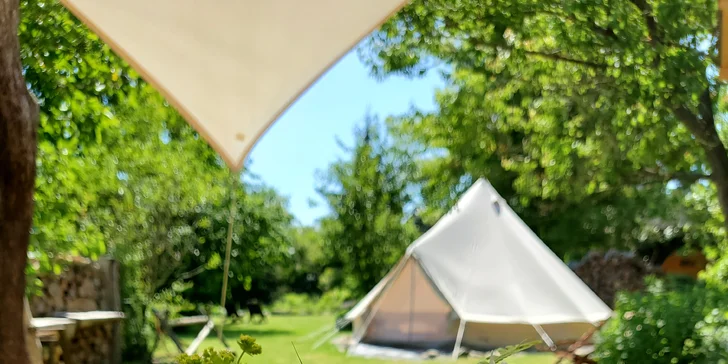 Glamping v západních Čechách: vybavený stan v zahradě vč. venkovní koupelny