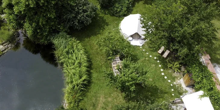 Glamping v západních Čechách: vybavený stan v zahradě vč. venkovní koupelny